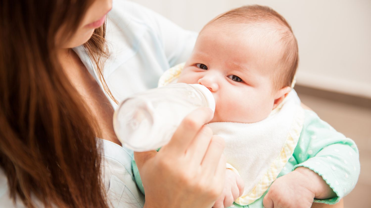 Mama hrani bebu na flašicu