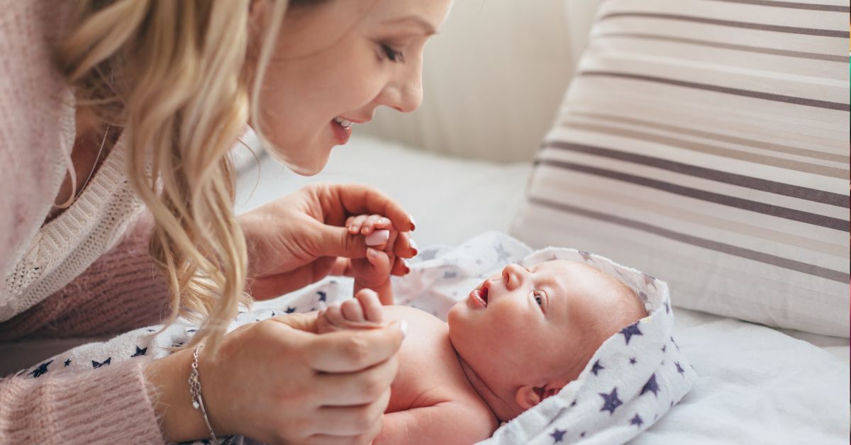 Beba se igra sa mamom