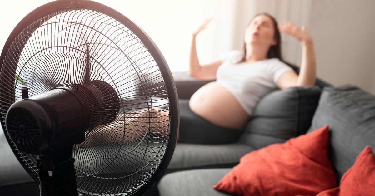 Trudnica se hladi ispred ventilatora