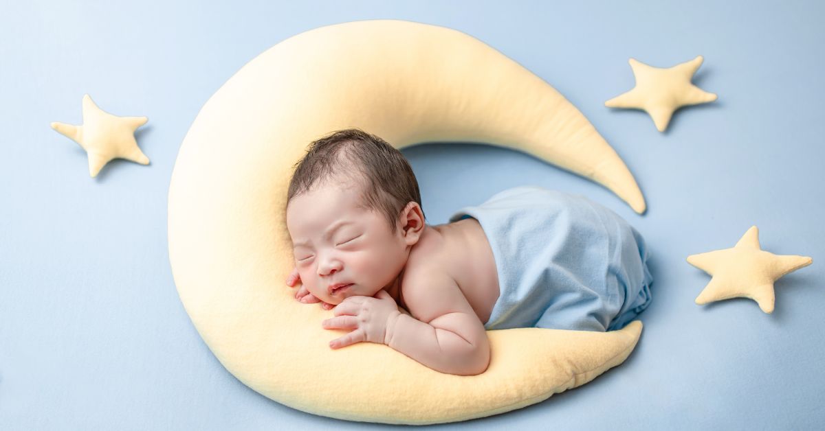 fotografija uspavane bebe na mesecu i zvezdama