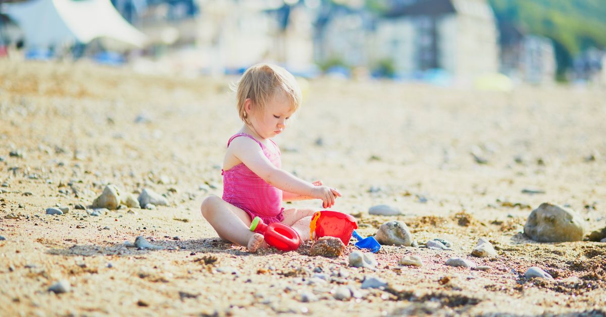 Dete na plaži igra se