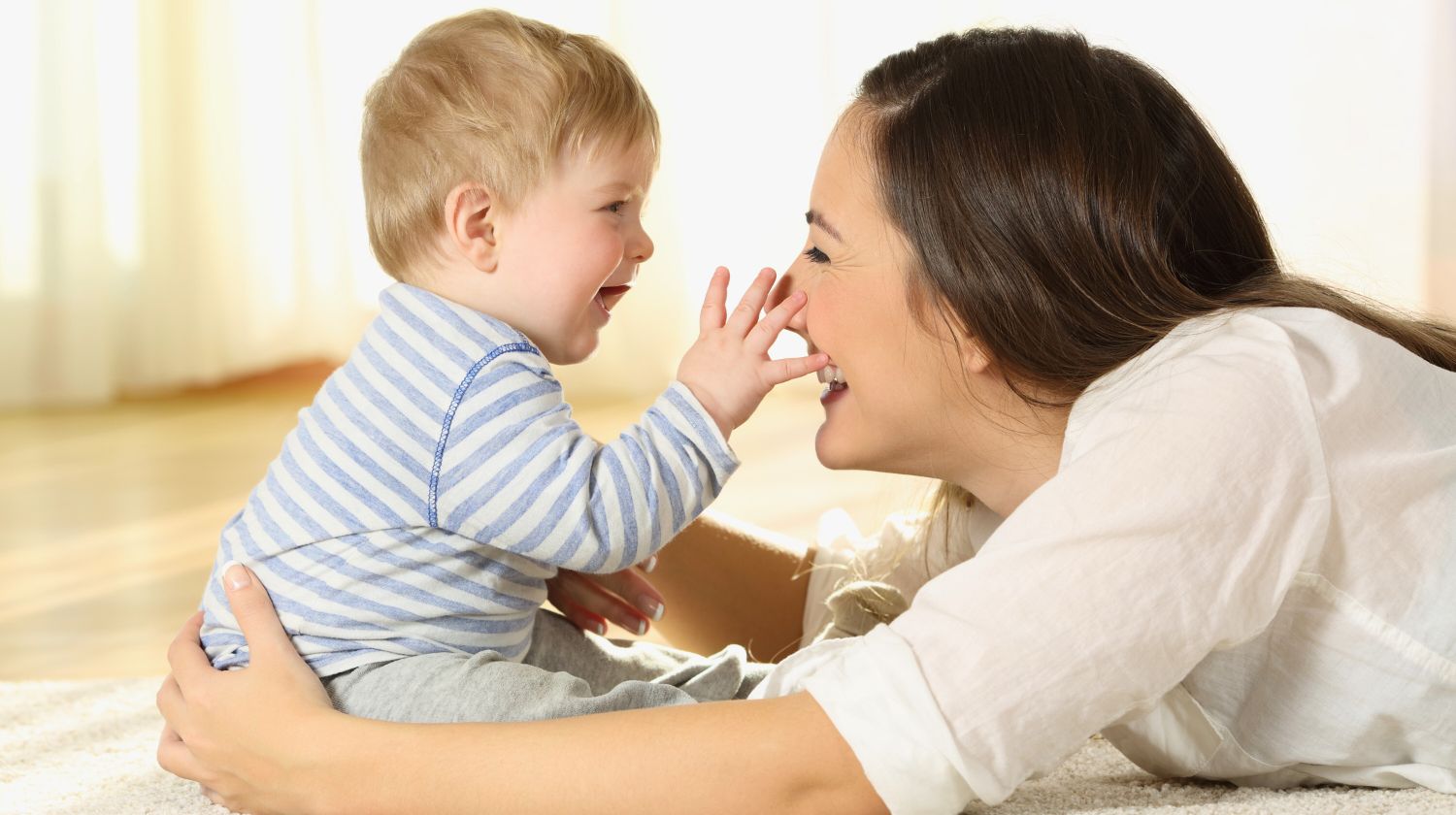 Mama i beba nasmejani igraju se