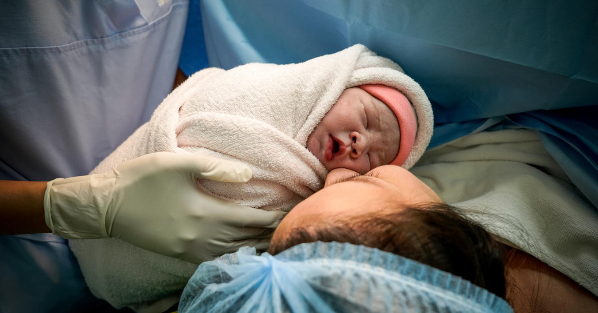 beba i mama na porođaju