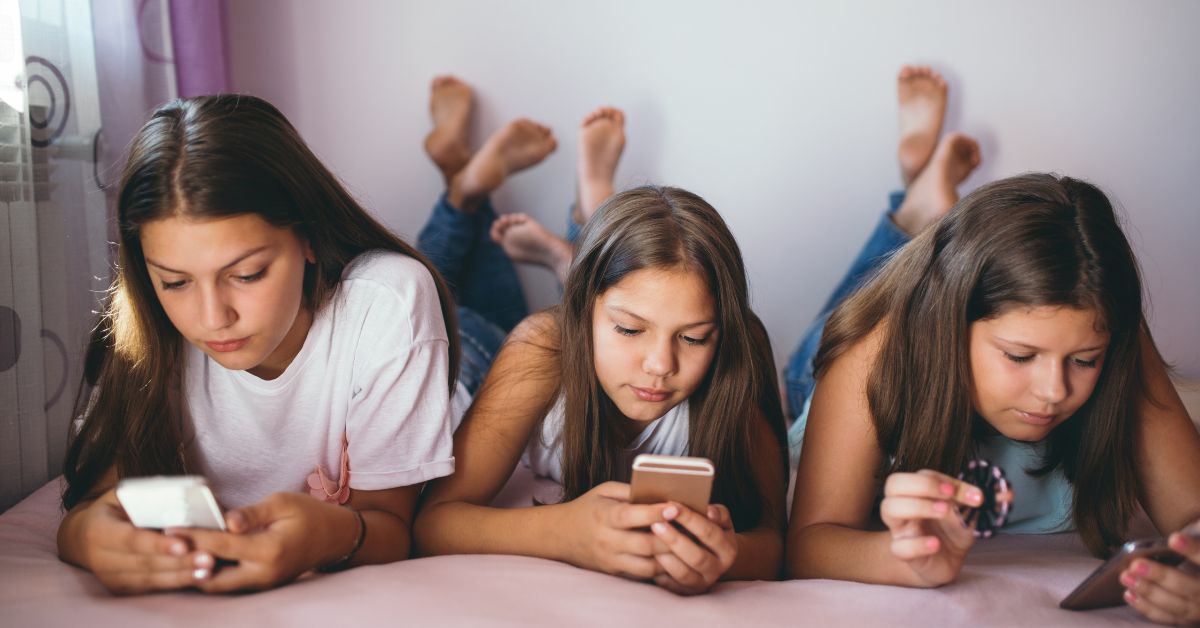 tri devojke sa telefonima