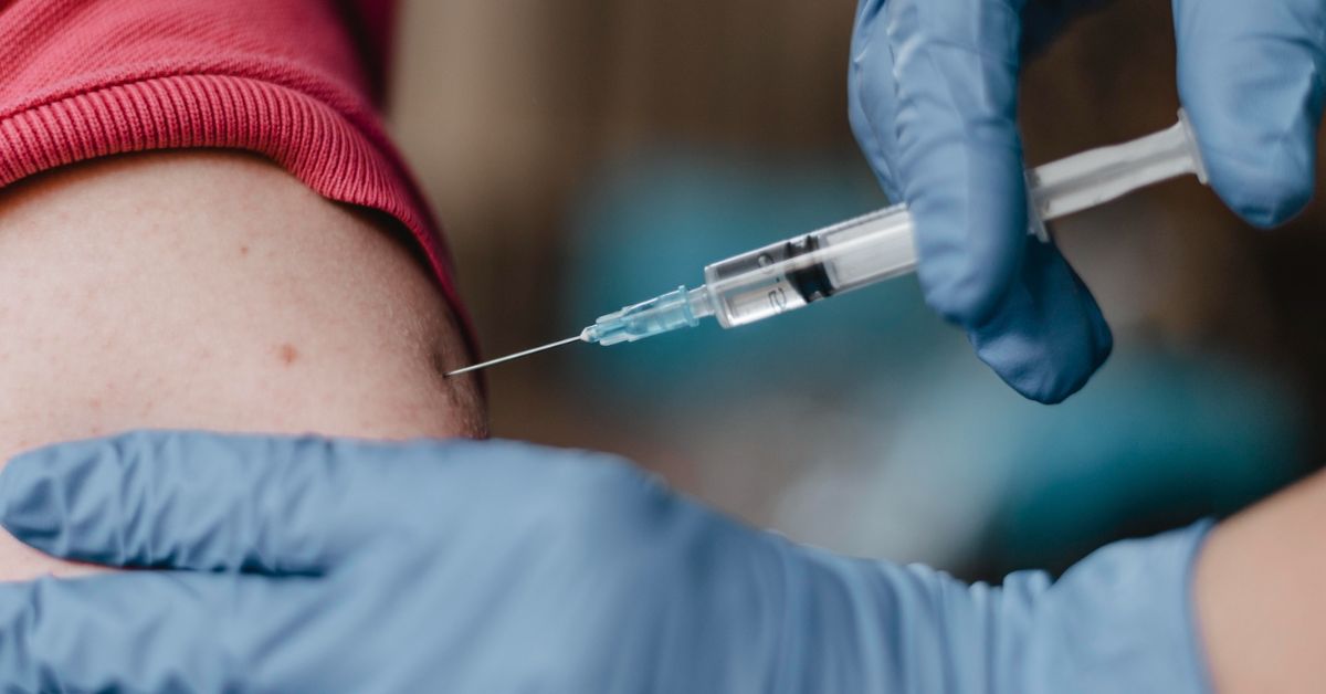 medicinski radnik daje vakcinu