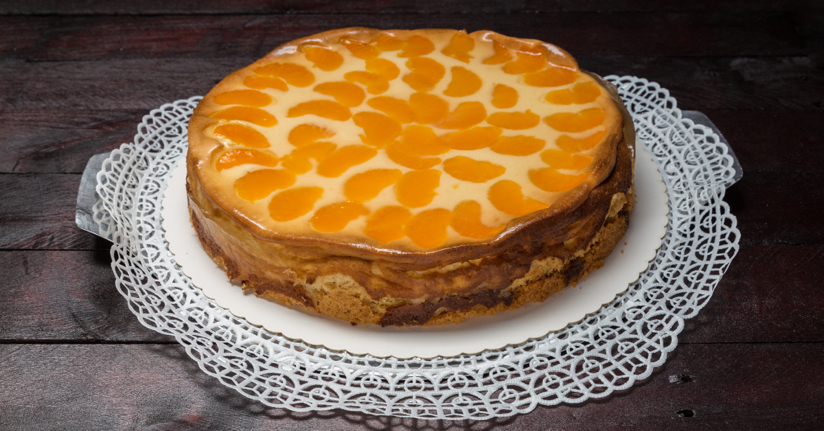 kolač od mandarina na tacni