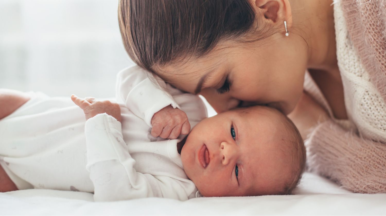 Mama ljubi bebu