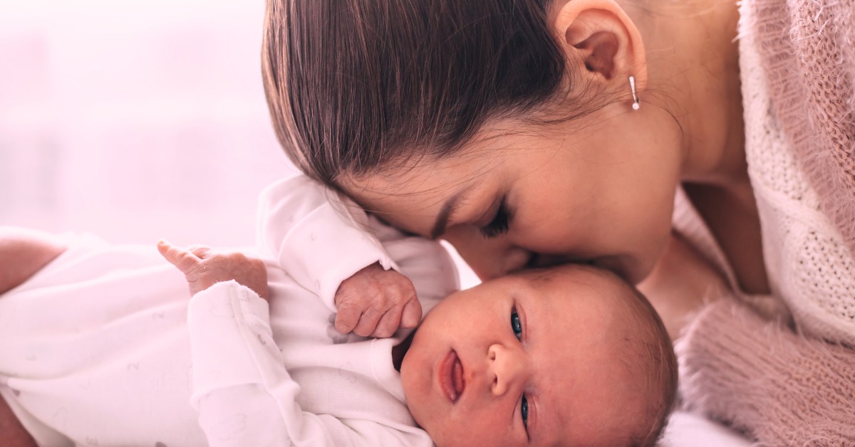 mama ljubi bebu