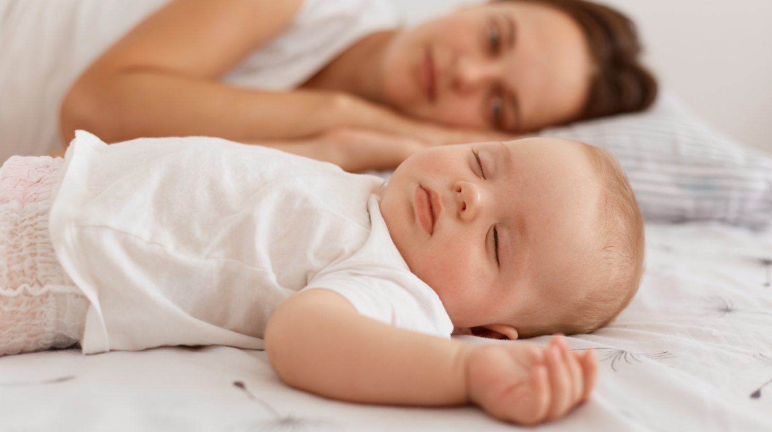 Beba spava dok je mama gleda