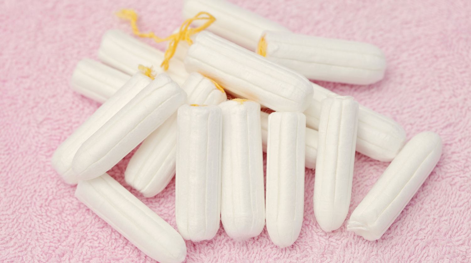 Tamponi na roze pozadini