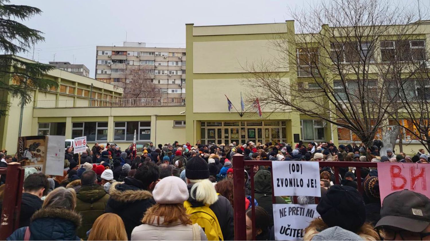 Roditelji daju podršku nastavnicima u štrajku OŠ "Jovan Popović" Novi Sad