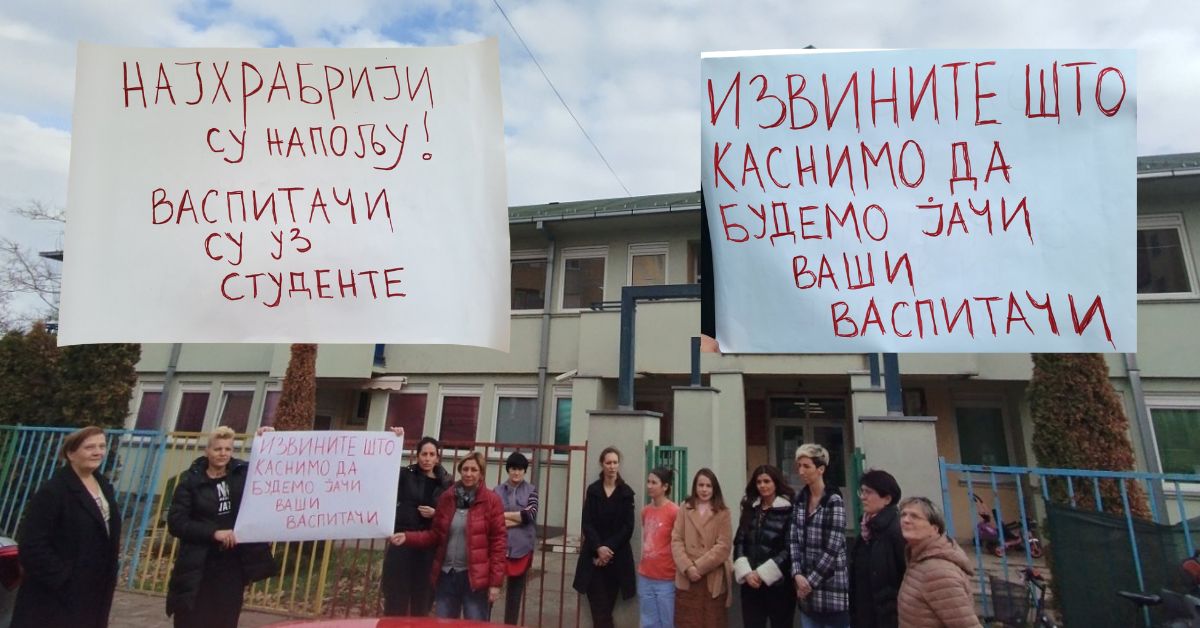 Fotografija protesta ispred vrtiča Novosađanče