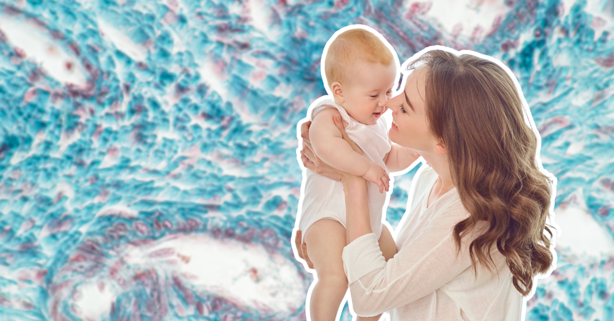 fotografija mame i bebe preko ćelija gledanih mikroskopom