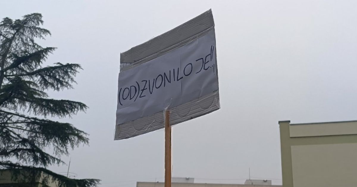 Fotografija transparenta sa natpisom: Odzvonilo je