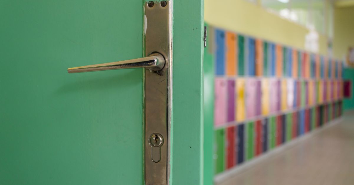 Zatvorena vrata prazne škole