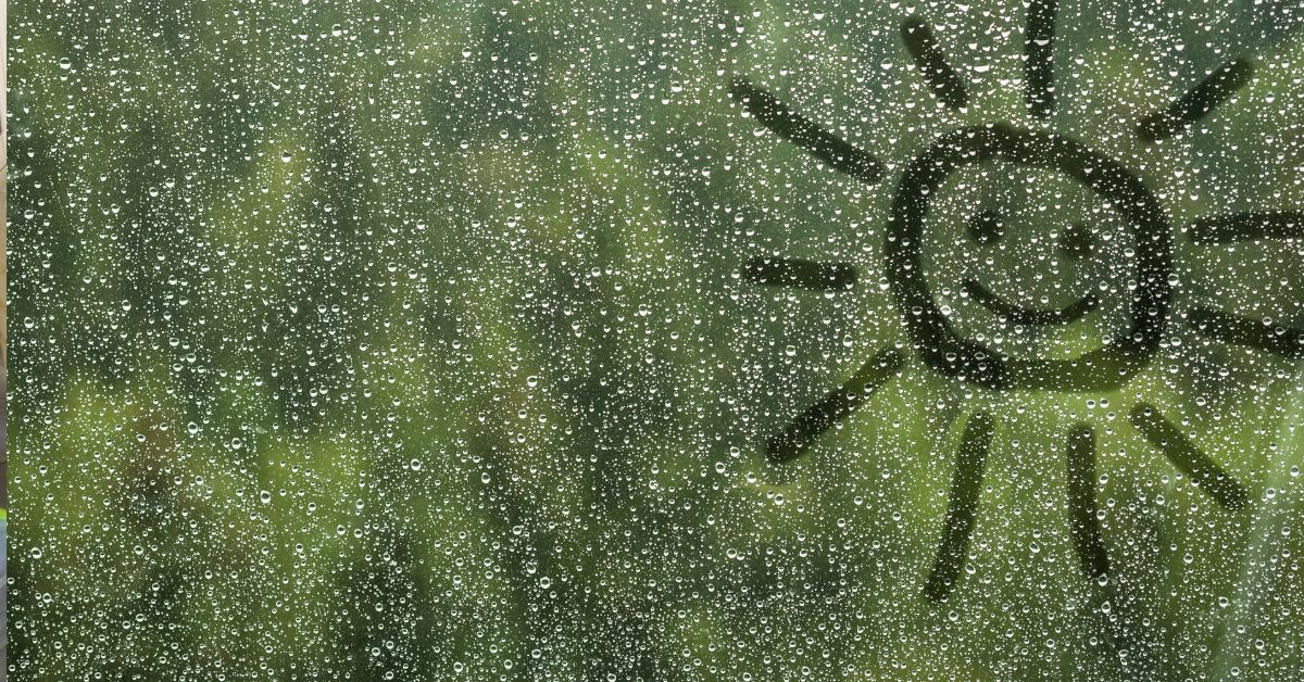 Sunce nacrtano na kišnom prozoru