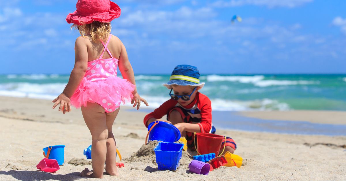 deca na plaži