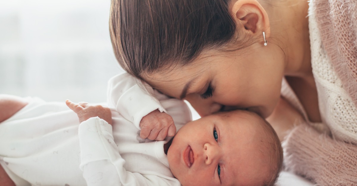 mama ljubi bebu