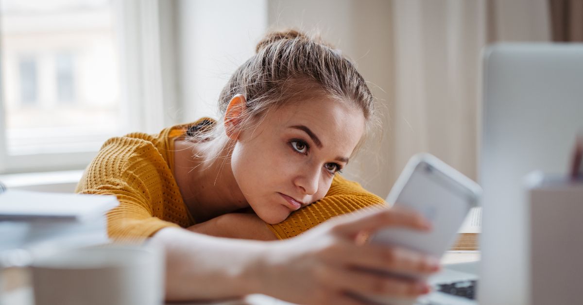 Žena skroluje mobilni telefon