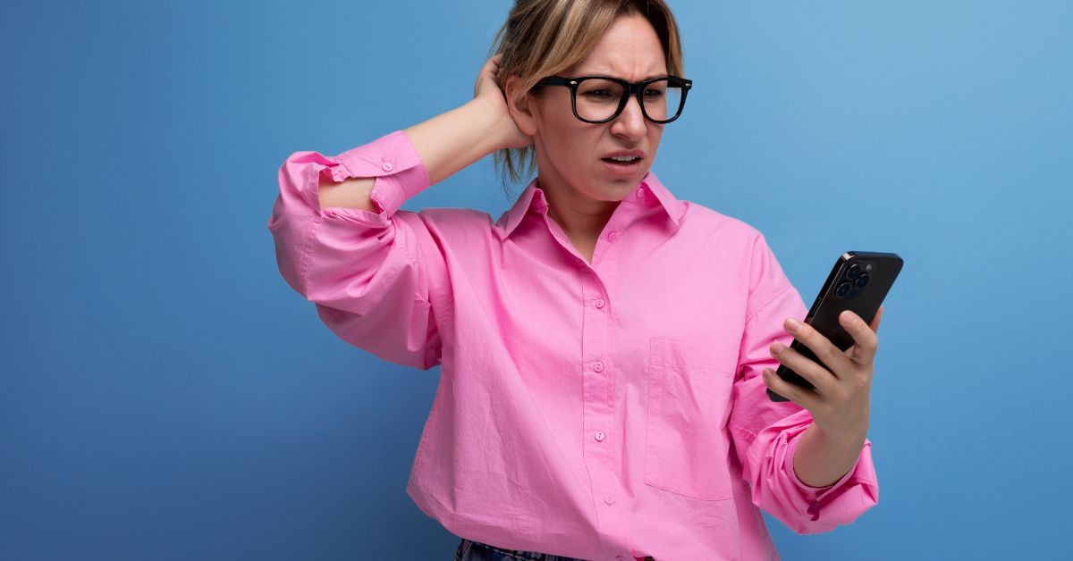 Žena gleda u telefon
