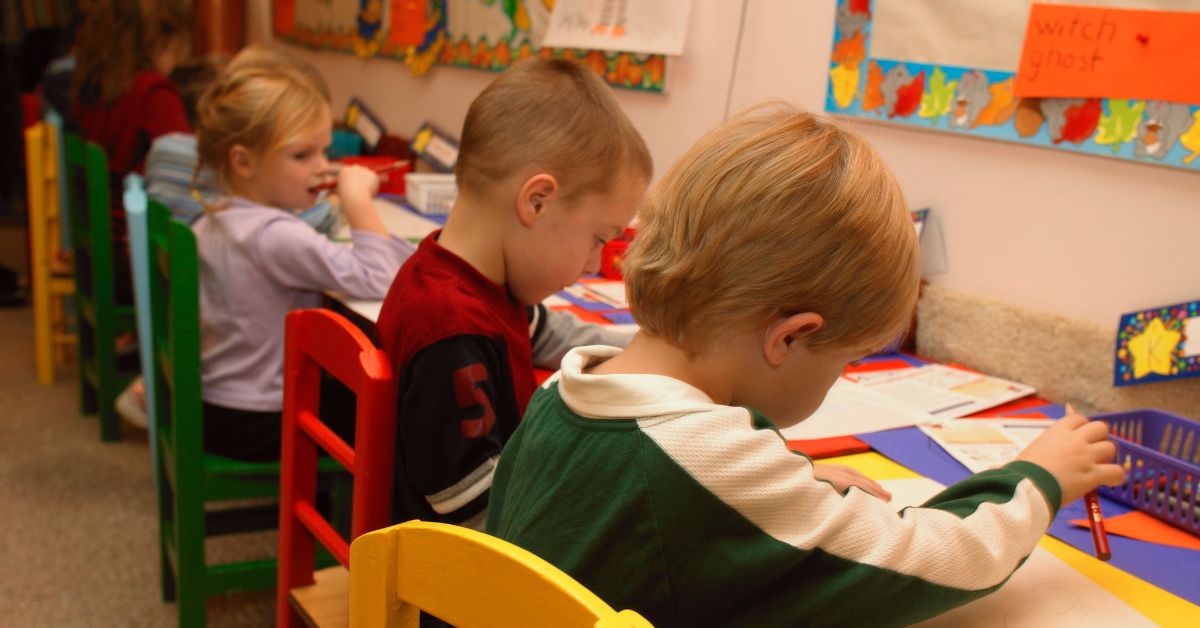 Deca crtaju pišu vrtić