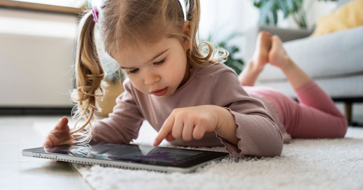 Devojčica tablet gleda sadržaj