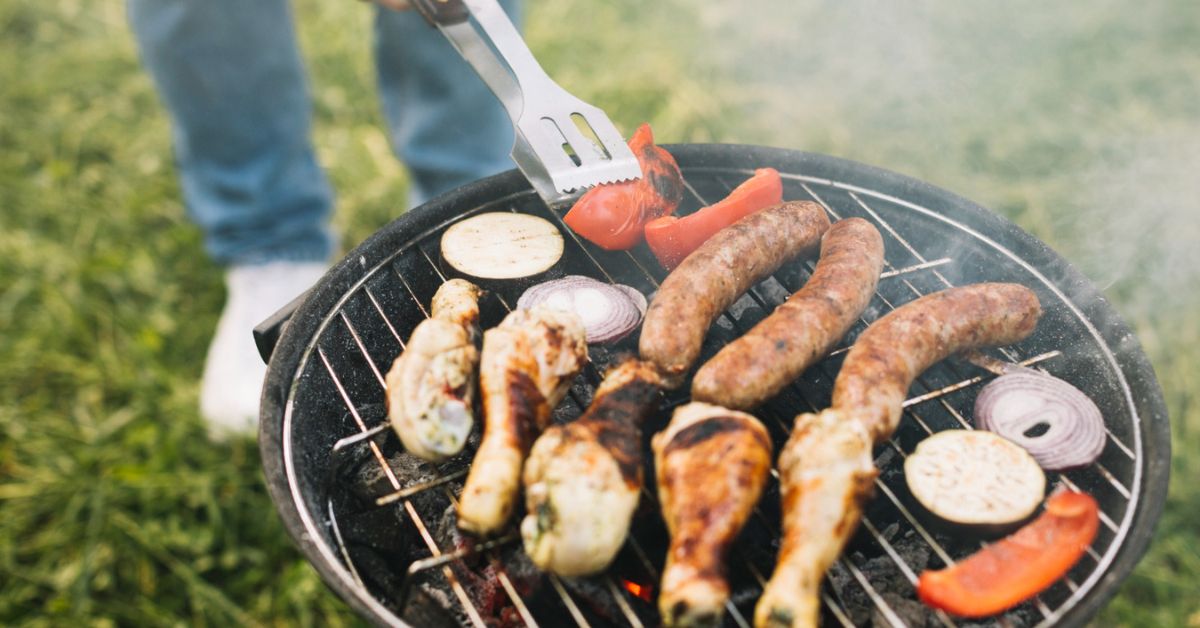 Roštilj ćevapi bataci i luk Prvi maj