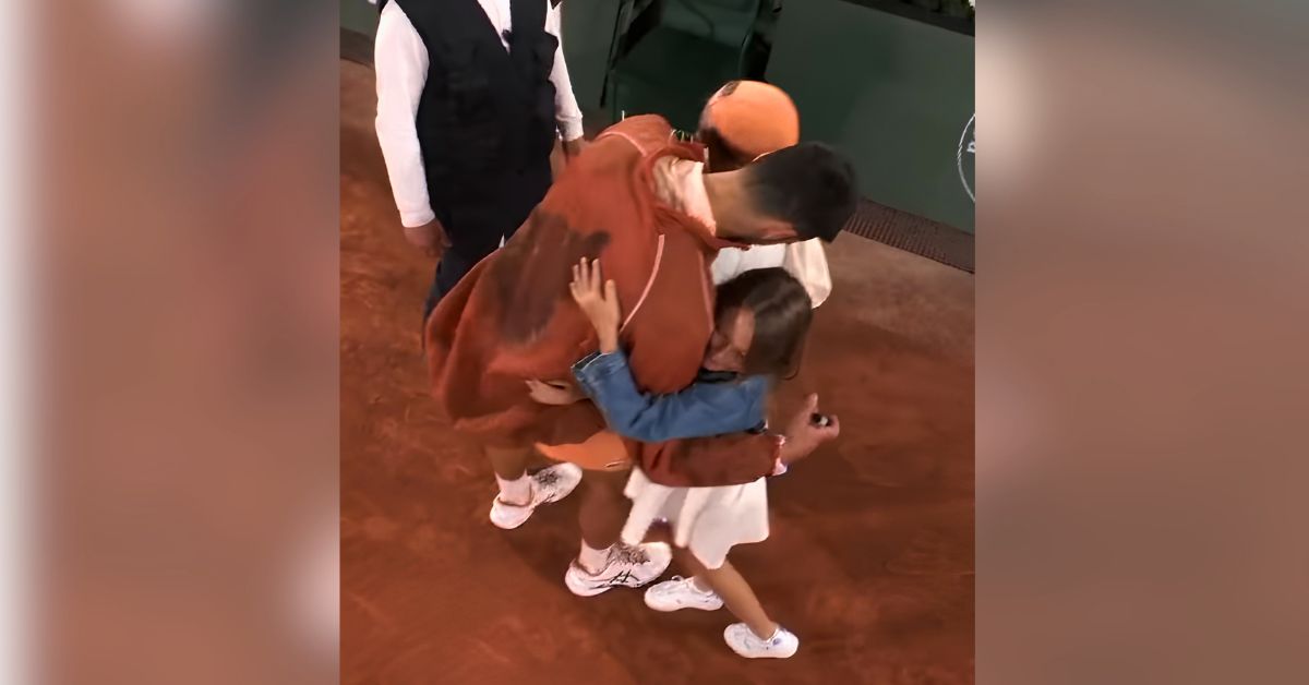 Novak Đoković sa decom Stefan Tara zagrljaj