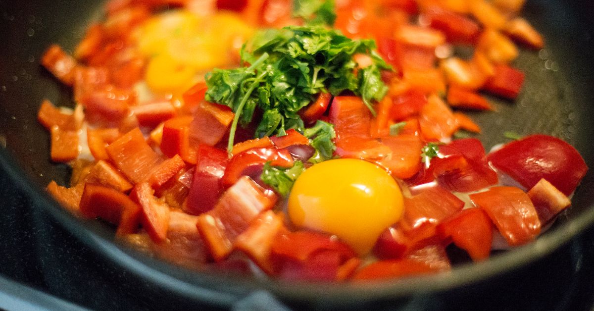 Bećar paprikaš jaja paradajz paprika