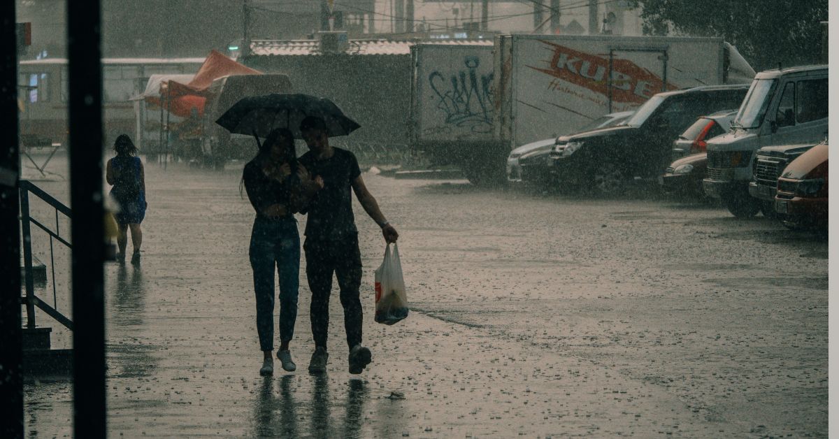 KIša ulica kišobran muškarac i žena