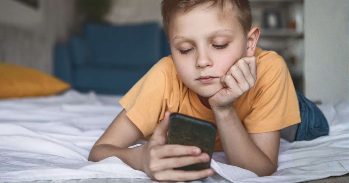 Dečak gleda u telefon