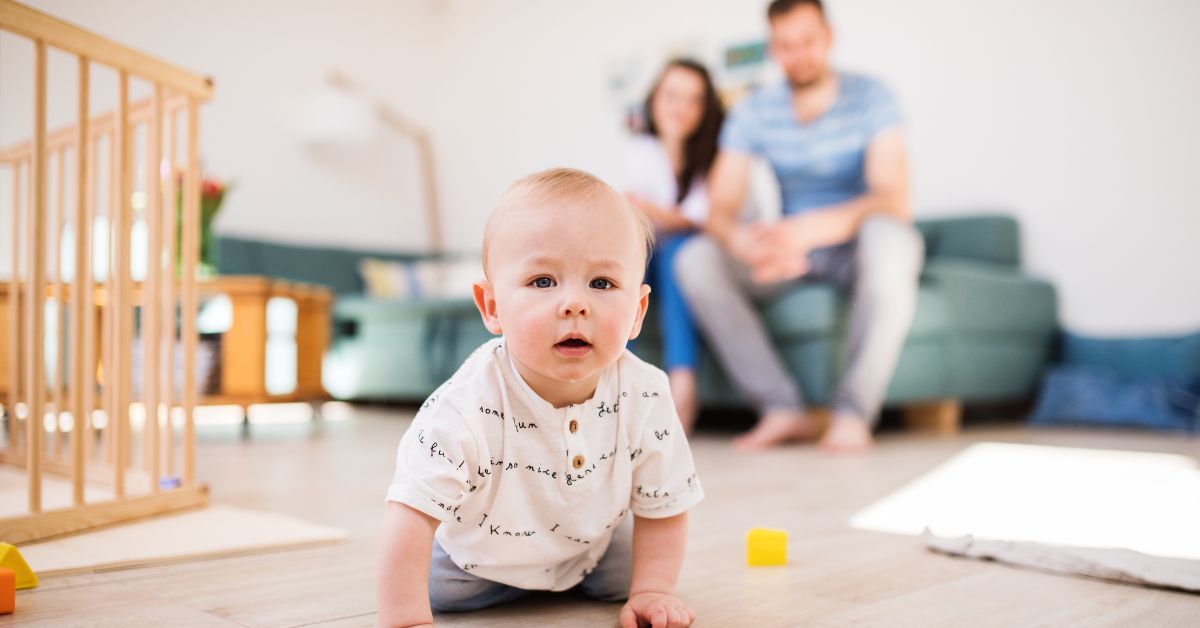 Dete puzi mama i tata gledaju