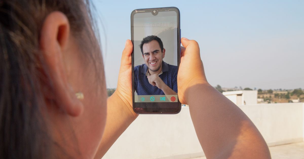 Devojčica i tata video poziv