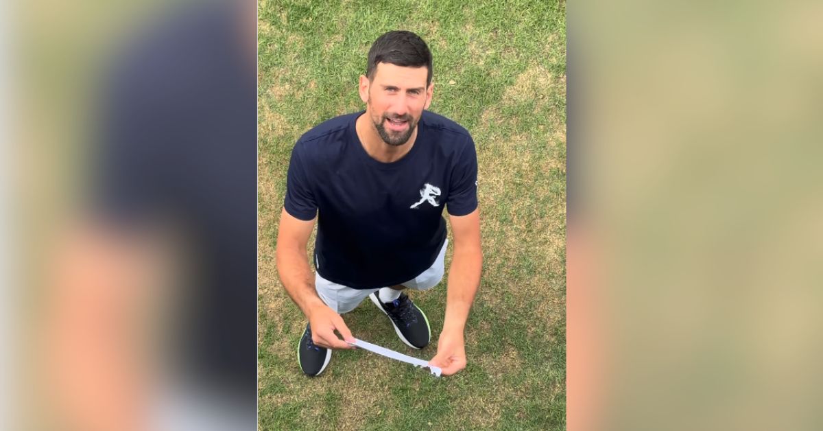 Novak Đoković čita poruku sa cedulje