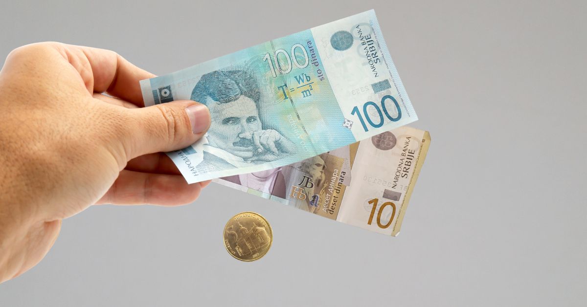 Ruka drži sto i petnaest dinara