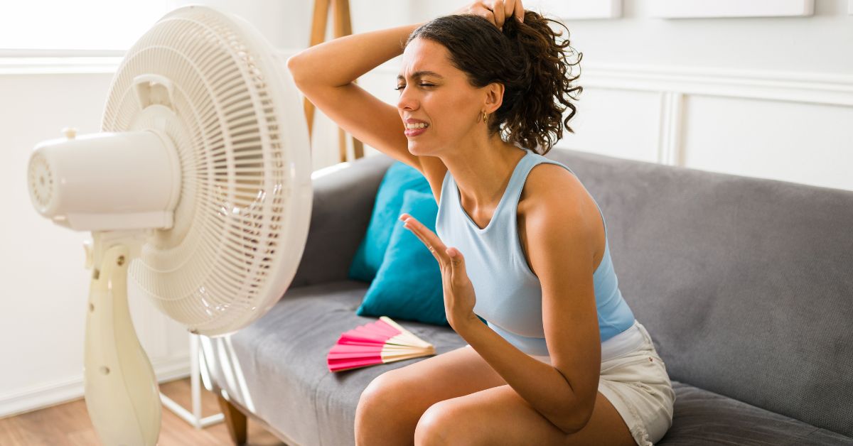 Žena ventilator pokušava da se ohladi